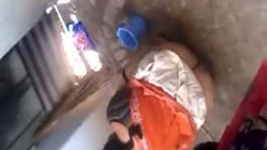 Desi Guy Captured her Aunty Pissing Clip