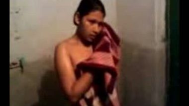 Boyfriend makes MMS of his desi Girlfriend while bathing
