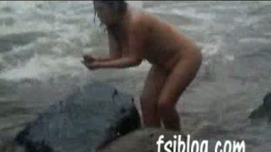 NRI sexy bhabi open bath in River leaked mms