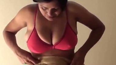 Money talks – aunty live dress change
