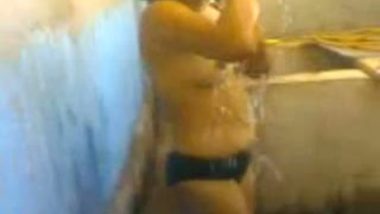 Desi village girl outdoor bath front of lover’s cam