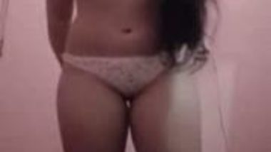 Desi sexy college girl exposed her busty figure on demand