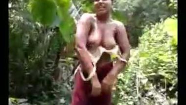 Horny desi girl hot sex in jungle with neighbor