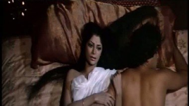 Simi Grewal – Shashi Kapoor sex Scene from a 1972 bollywood movie-2