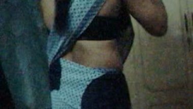 Aunty In Sleeveless Saree