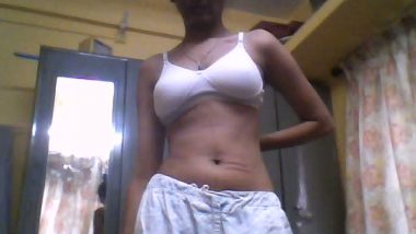 Amateur Indian girl Tanisha’s strip naked show