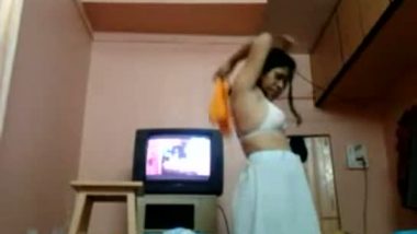Mallu hot bhabhi caught by servant during changing