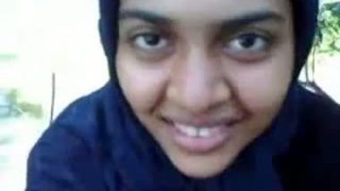 Teen from Chandigarh gives outdoor blowjob to lover