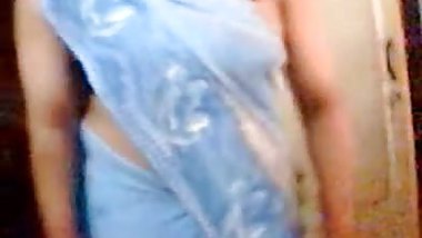 womany in saree exposing herself in this pretty film