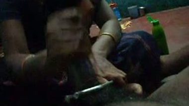Aunty arouses client’s mood through handjob