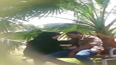 Indian muslim chick doing handjob to her BF in a park
