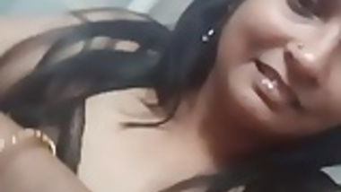 22 hot aunty show hot nipples