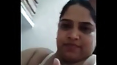 Desi mami Mitu Showing her boobs