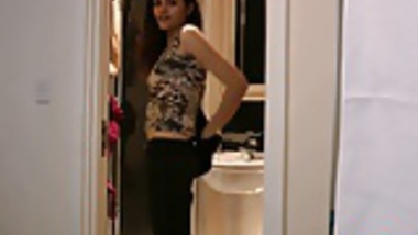 indian amateur beauty babe Jasmine shows her natural tits