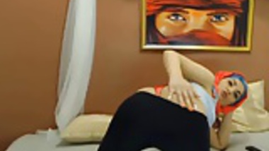 sexy hijabi shakes ass on cam
