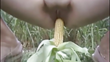 India se masturba en el campo