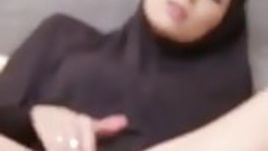 Arab Women From London Rubbing Her Pussy Trying To Cum