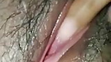 Bangla desi muslim slut fingering pussy