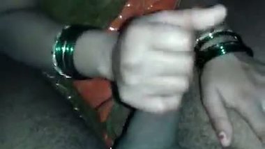 Indian village bhabhi sexy handjob video clip