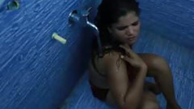 Hot bhabhi ka bathroom romance