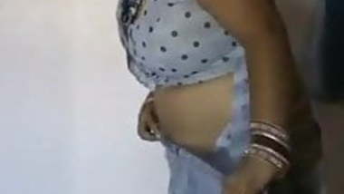 Hot Desi Bhabhi Wearing Saree