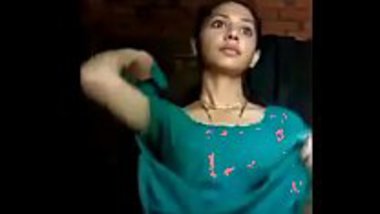 Sexy Mallu teen taking off her salwar