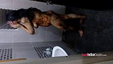 Hot bhabhi bathing live on the cam