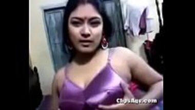 Sexy Marwadi bhabhi stripping her clothes