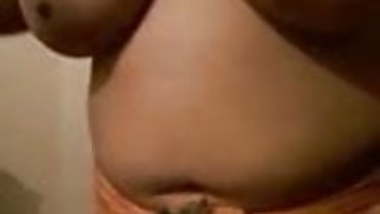 Huge boobs mallu aunty saree tease