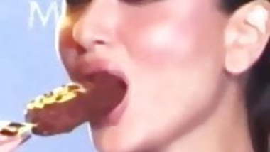 Kareena Kapoor Loves Licking Suckin her Chocolate Ice Lolly