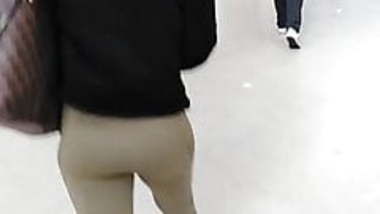 Mumbai ass in London (death by Indian ass)