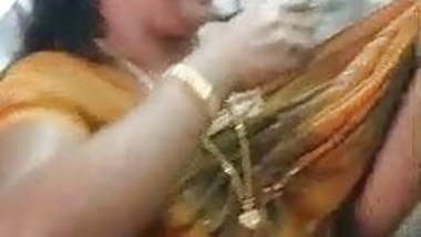 Kerala housewife show her boobs