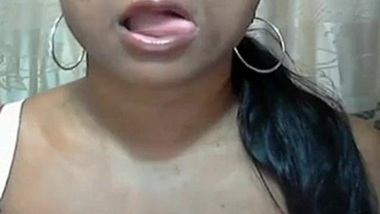 Desi plump chick has orgasm on cam