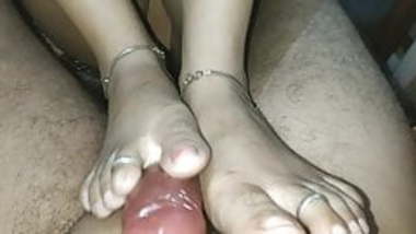 Footjob babysitter in mide night
