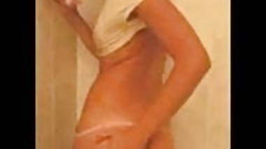 Asain girl oilly on her sexy figure