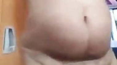 Desi bhabhi put brinjal into pussy