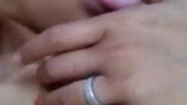 Beautiful Desi chick records herself masturbating for bf